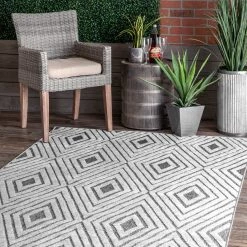 NuLOOM Lara Textured Diamonds Indoor/Outdoor Area Rug