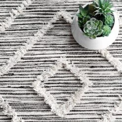 NuLOOM Hand Woven Diamond Jenna