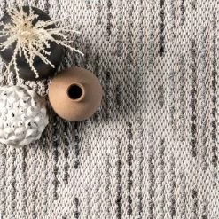 NuLOOM Marna Triangular Knotted Tasseled Area Rug