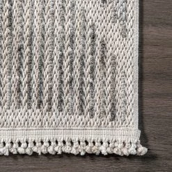 NuLOOM Marna Triangular Knotted Tasseled Area Rug