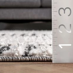 NuLOOM Feodora Plush Diamond Tassel Area Rug