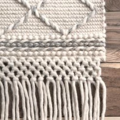 NuLOOM Hand Woven Delaney Tassel