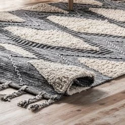 NuLOOM Gwen Hand Woven Cotton High Low Shaggy Tassel Area Rug